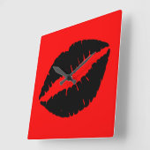 Zwarte lippenstift op rood vierkante klok (Hoek)