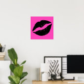 Zwarte lippenstift op roze poster (Thuiskantoor)
