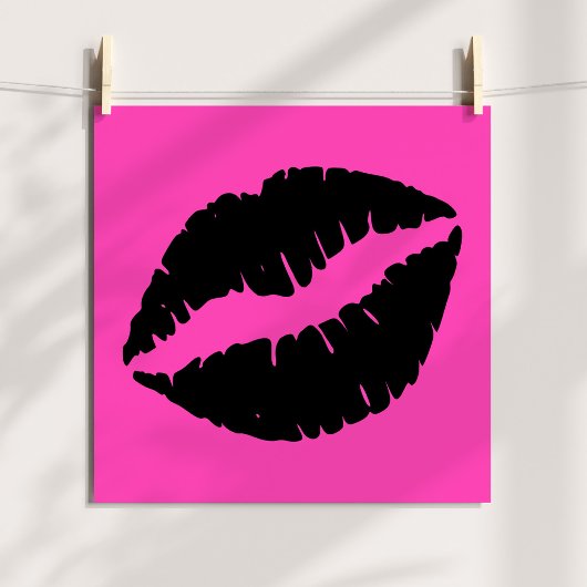 Zwarte lippenstift op roze poster