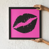 Zwarte lippenstift op roze poster