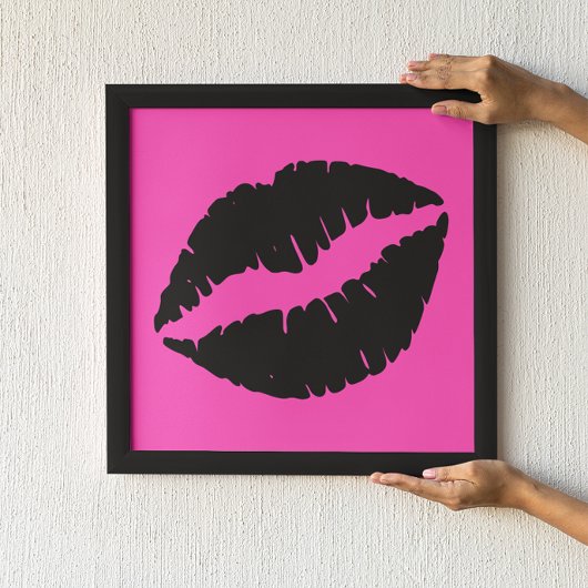 Zwarte lippenstift op roze poster