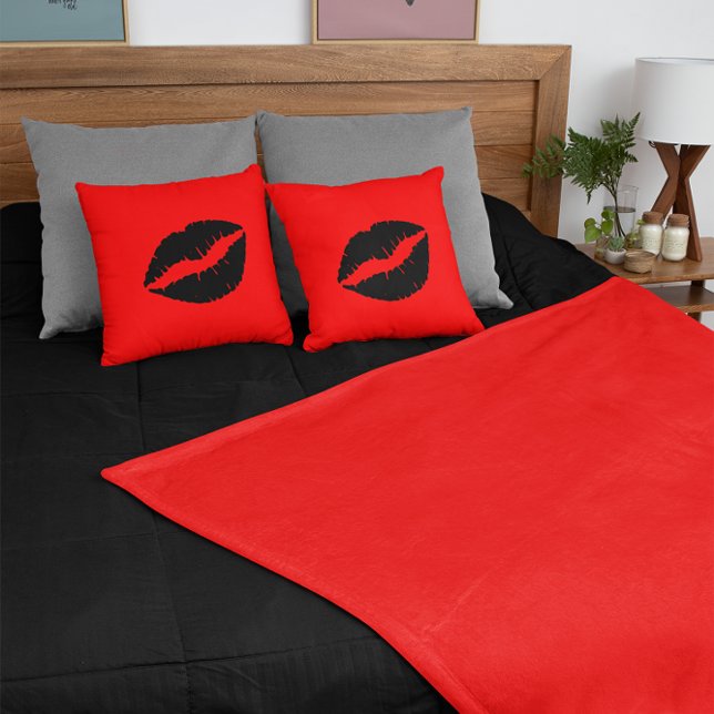 Zwarte lipstick op rood kussen (Black Lipstick on Red Throw Pillow)