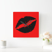 Zwarte lipstick op rood vierkante klok (Huis)