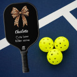 Zwarte luipaard boog naam citaat pickleball paddle<br><div class="desc">Zwarte achtergrond,  versierd met een boog met luipaardprint. Zacht roze achtergrond. Personaliseer en voeg jouw naam toe. Witte tekst. Citaat: Schattigee boog. Killer-service</div>