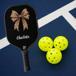 Zwarte luipaard boognaam pickleball paddle<br><div class="desc">Zwarte achtergrond,  versierd met een boog met luipaardprint. Zacht roze achtergrond. Personaliseer en voeg jouw naam toe. Witte tekst.</div>