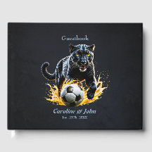 Zwarte luipaard speelt met een voetbal.