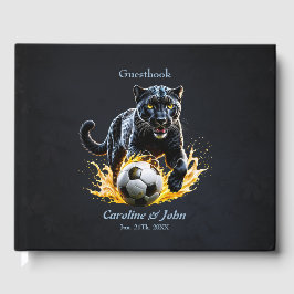 Zwarte luipaard speelt met een voetbal. gastenboek