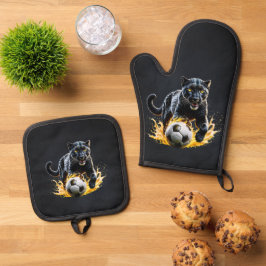 Zwarte luipaard speelt met een voetbal. ovenwant & pannenlap set
