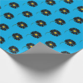 zwarte madeliefjes op aqua blauw cadeaupapier (Hoek)