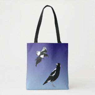 Zwarte magaartvogels op blauwe achtergrond tote bag