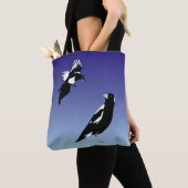 Zwarte magaartvogels op blauwe achtergrond tote bag (Dichtbij)