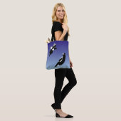 Zwarte magaartvogels op blauwe achtergrond tote bag (Op model)