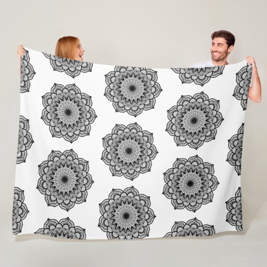 Zwarte Mandala op Witte Achtergrond Fleece Deken (In situ)