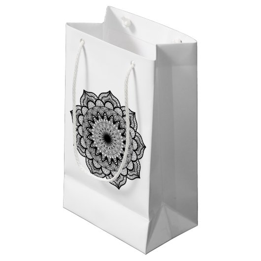 Zwarte Mandala op Witte Achtergrond Klein Cadeauzakje (Voorkant Gekanteld)