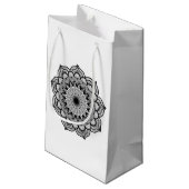 Zwarte Mandala op Witte Achtergrond Klein Cadeauzakje (Achterkant Gekanteld)