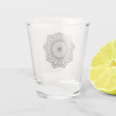 Zwarte Mandala op Witte Achtergrond Shot Glas (Achterkant)