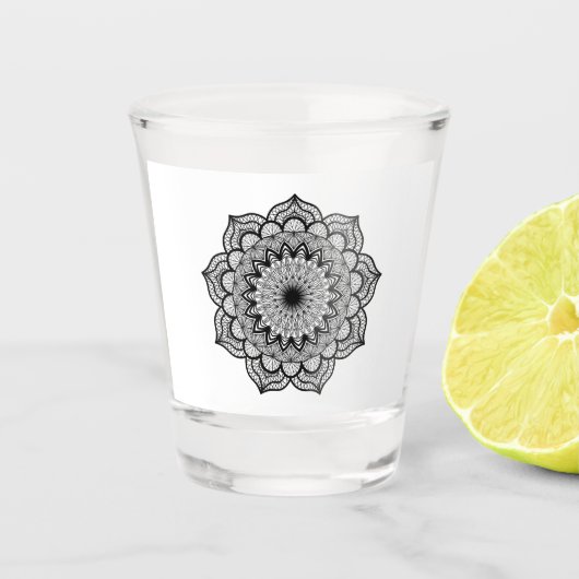 Zwarte Mandala op Witte Achtergrond Shot Glas (Voorkant)