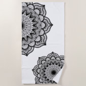 Zwarte Mandala op Witte Achtergrond Strandlaken (Voorkant)