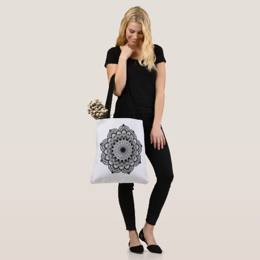 Zwarte Mandala op Witte Achtergrond Tote Bag (Op model)