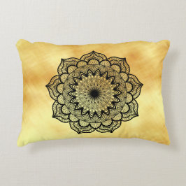 Zwarte mandala op zachte gouden achtergrond accent kussen