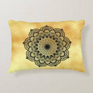 Zwarte mandala op zachte gouden achtergrond accent kussen