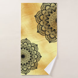 Zwarte Mandala op zachte gouden achtergrond Badhanddoek