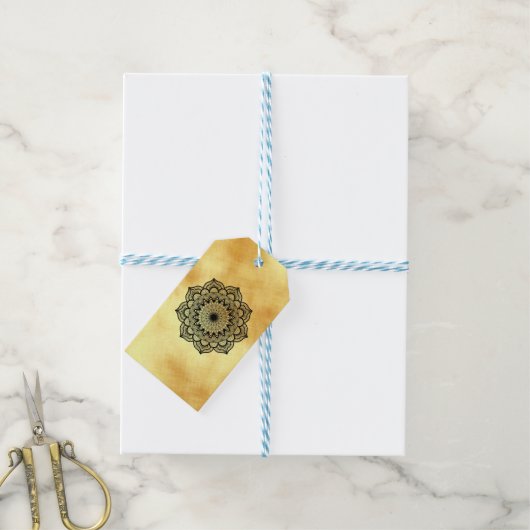 Zwarte Mandala op zachte gouden achtergrond Cadeaulabel (Met Touw)