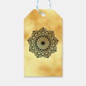 Zwarte Mandala op zachte gouden achtergrond Cadeaulabel (Voorkant)