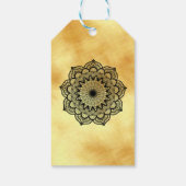Zwarte Mandala op zachte gouden achtergrond Cadeaulabel (Achterkant)