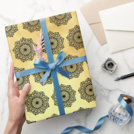 Zwarte Mandala op zachte gouden achtergrond Cadeaupapier