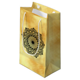 Zwarte Mandala op zachte gouden achtergrond Klein Cadeauzakje