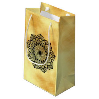 Zwarte Mandala op zachte gouden achtergrond Klein Cadeauzakje