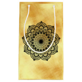 Zwarte Mandala op zachte gouden achtergrond Klein Cadeauzakje