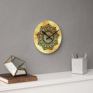 Zwarte Mandala op zachte gouden achtergrond Ronde Klok