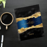 Zwarte marine blauw goud agaat marmeren naam 2025 planner<br><div class="desc">Zwart marmer blauw en faux goud,  geagate,  marmer steen print als achtergrond. Personaliseer en voeg jouw naam en een jaar toe. De naam wordt geschreven met een modern handgeschreven stijlmanuscript met letters.</div>