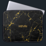 Zwarte marmer Stone Texture Gold Accents Laptop Sleeve<br><div class="desc">Elegant afbeelding van zwarte marmer-steentextuur drukt met gouden accenten af.  monogram.</div>