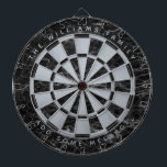 Zwarte marmeren namaak zilverfolie familienaam kla dartbord<br><div class="desc">Een klassiek ontwerp voor een dartbord met afwisselende zwarte marmeren en namaak zilverfolie driehoeken. Er is een familienaam in het bovenste deel en een boodschap in het onderste deel,  beide als gebogen teksten in zilverachtige grijze hoofdletters.</div>