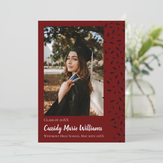 Zwarte Maroon Confetti Afstuderen Aankondiging (Staand voorkant)