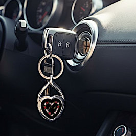 Zwarte metalen sleutelhanger met een roze en rood 