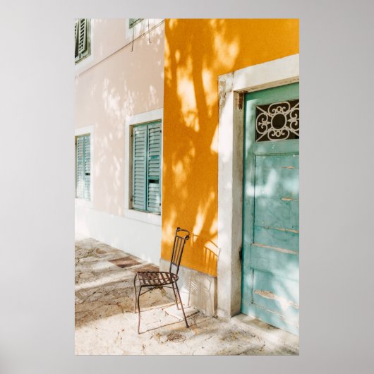 Zwarte metalen stoel vlak bij de deur poster (Voorkant)