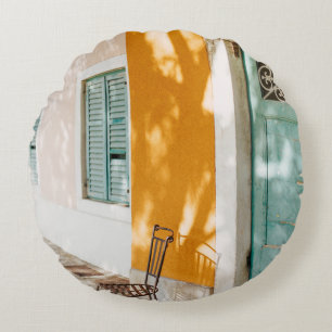 Zwarte metalen stoel vlak bij de deur rond kussen