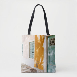 Zwarte metalen stoel vlak bij de deur tote bag