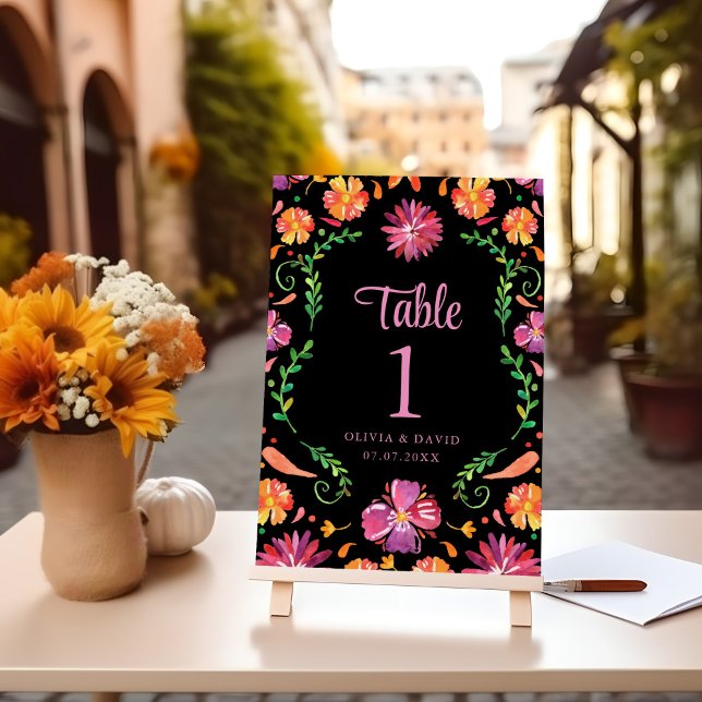 Zwarte Mexicaanse Bloemrijke Fiesta Bruiloft Tafel (Black Mexican Floral Fiesta Wedding Table Number on a table with flowers.)