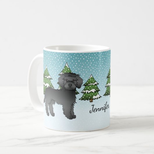 Zwarte Mini Goldendoodle Hond In Een Winterbos Koffiemok (Voorkant links)
