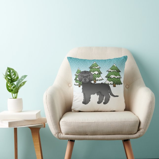Zwarte Mini Goldendoodle Hond In Een Winterbos Kussen (Stoel)