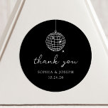 Zwarte minimalistische discobal | Bruiloft Ronde Sticker<br><div class="desc">Deze trendy maar toch elegante,  donkerzwarte bruiloft of vrijgezellenfeesten stickers hebben een moderne en minimalistische stijl,  met een handgeschreven wit script dat "bedankt" zegt,  evenals klassieke tekst. Een retro,  met de hand getekende discobal is te zien in een subtiele illustratie.</div>