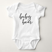 Zwarte Moderne Eenvoudige Script Babybeer Romper (Voorkant)