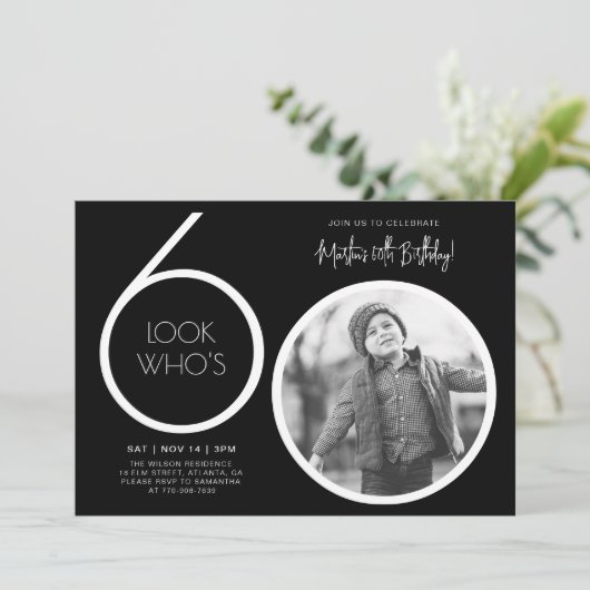 Zwarte moderne foto 60e verjaardag uitnodiging (Staand voorkant)