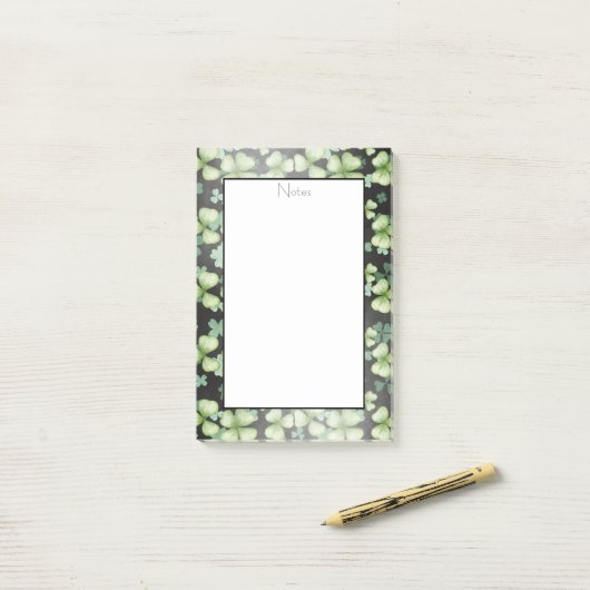 Zwarte moderne groene Shamrock Clover Post-it® Notes (Op bureau)