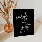 Zwarte moderne kaarten en cadeaus bruiloftstafel reclamebord met voetstuk